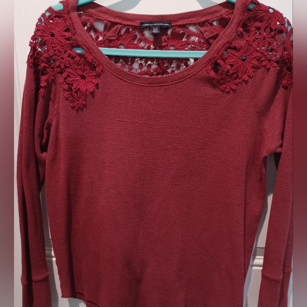 AMERICAN EAGLE BURGUNDY COTTON THERMAL TOP WITH FLORAL CROCHETED AREAS!